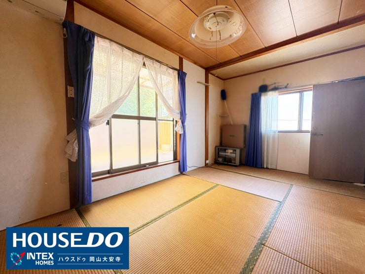 【陽光あふれる2面採光の和室】
大きな窓から心地よい光と風が舞い込む明るい居室!お子様の遊具を広げて伸び伸び遊んだり、ご家族でゴロゴロ寛ぐのにぴったりな癒やしの空間です♪