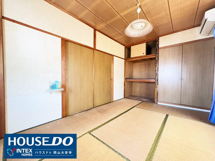 【収納豊富なほっと落ち着く和室】
押し入れや天袋など収納スペースが充実!お布団や季節の衣類もすっきり片付き、お部屋を広く使えます。お子様と一緒にごろんと寛げる心地よい空間ですね♪