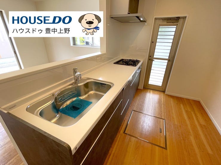 食洗機付きのカウンターキッチンは、勝手口や床下収納まで備えた機能的な仕様。動線の良さがひと目で伝わるキッチンです。