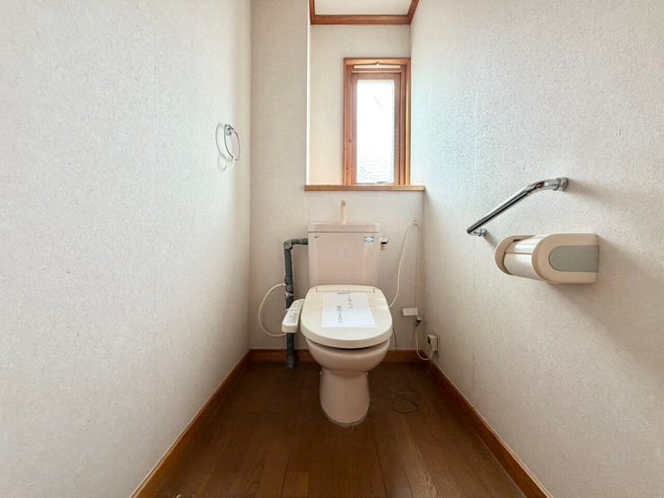 トイレは暖房便座付き!寒い冬の朝、便座に座った時の「ヒヤッ!」とする感覚がなく、安心してご使用いただけます♪