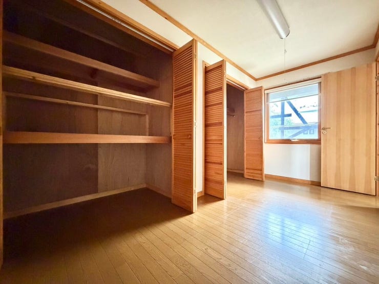 ご夫婦のお洋服やカバン、小物類まで、たっぷりの収納力を備えたウォークインクローゼット♪