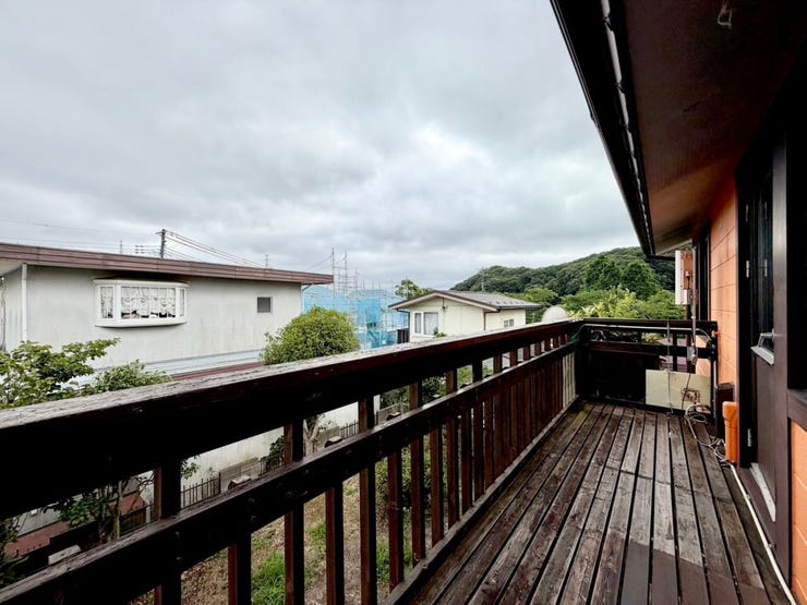自然を身近に感じられる開放的なバルコニー。朝のコーヒーや夕涼みなど、毎日の暮らしに癒しをプラスします♪