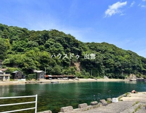 近隣に海があり、釣りなどもすぐに行けます。夏は海水浴も出来ますので、貝をとったりもできます。自然に触れあえる場所です。