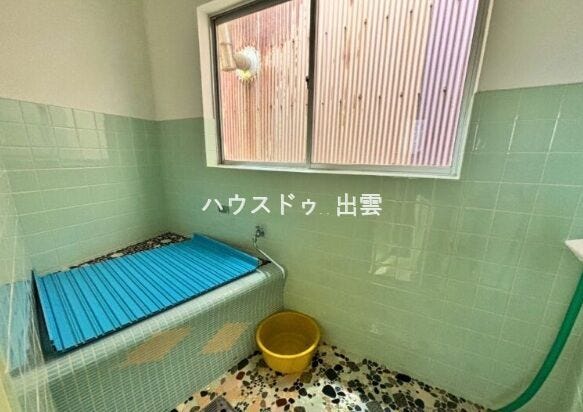 浴室は湿気がたまりやすく、換気扇だけではどうしてもカビが出てしまいやすい場所。窓があるだけで、あっという間に換気ができますのでお風呂の掃除も気持ちが良いです。
