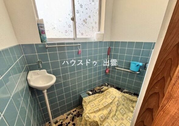 手洗い付きトイレなので、衛生面も安心です。窓があるというのも良いですね。リフォームも行っていますのでお気軽にお見積もりお申し付けください。