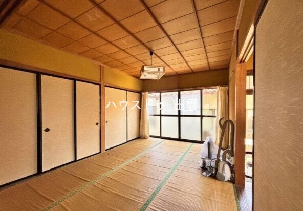 落ち着きのある和室は、心を和ませてくれる癒しの空間。来客用としてはもちろん、お子さまのお昼寝スペースとしても活躍します。押入れや床の間があり収納力も十分。