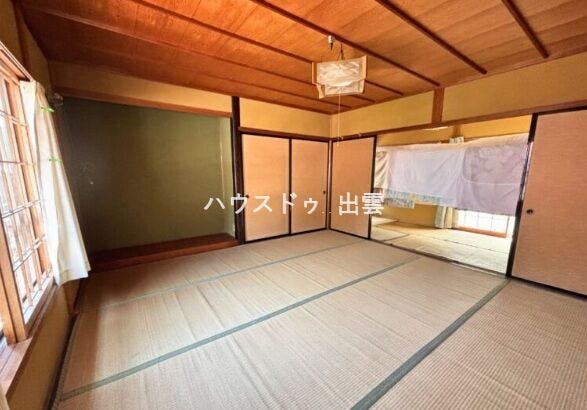 和室だと足をのばして寛ぐことができ、客間やお子様の遊び場など幅広い用途で利用できます。畳の上でそのまま寝ても体が痛くないのでお子様がそのまま寝てしまっても安心です。