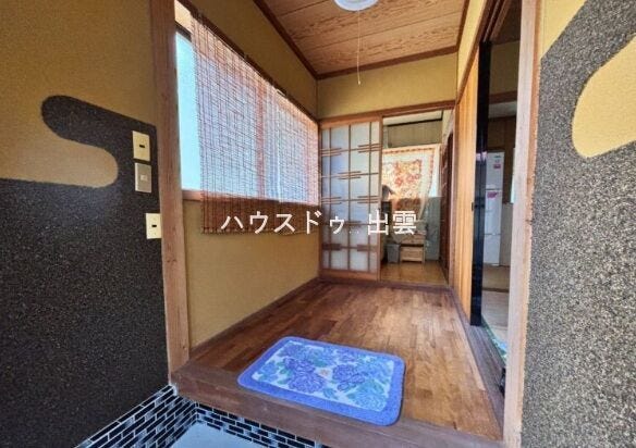 温かみのある玄関は、帰宅するたびにほっと落ち着ける空間。収納力のあるシューズボックスもおけそうですね。