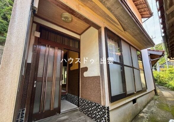 玄関は雨よけもありますので雨の日は傘をさしてから出ることができ、安心です。レトロな和風の玄関で素敵ですね。
