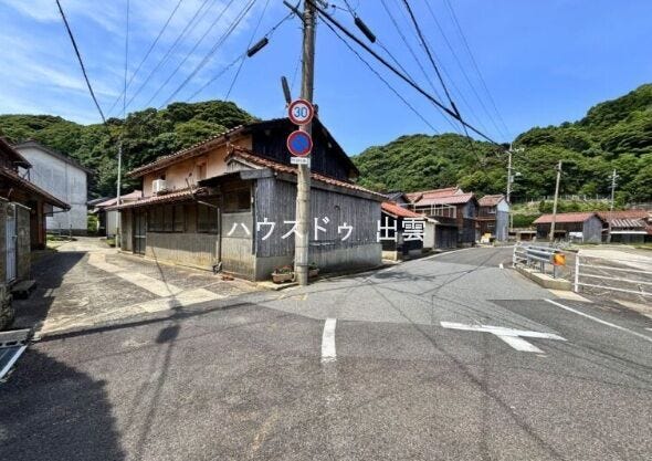 前面道路は交通量が多くなく、朝の忙しい時間も安心して車を運転でき、事故の心配もありません。見通しがいいですね。
