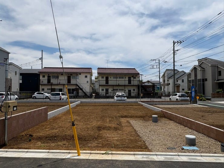 新しい街並みに馴染む、すっきりとした整形地です。敷地周囲は明るく開けており、心地よい風と陽光を感じながら過ごせそう。どんな家を建てようかと、家族で夢を膨らませる楽しい時間が始まります。