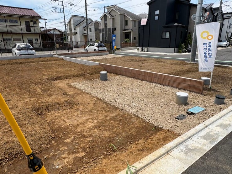 見通しの良いフラットな前面道路が、日々の移動を快適にします。歩行者にも優しい環境で、自転車や徒歩での外出も安心。閑静な住宅街ならではの穏やかな空気感が漂い、落ち着いた暮らしを叶えてくれそうです。