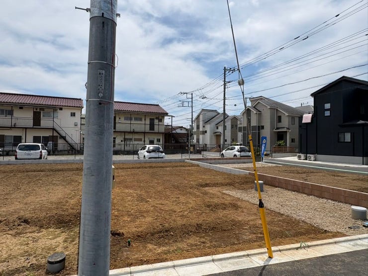 前面道路が広く、開放感を感じる区画です。視界が遮られにくく、プライバシーと開放感を両立したプランが叶います。毎日の帰宅時にも心にゆとりをもたらしてくれる、心地よい環境です。