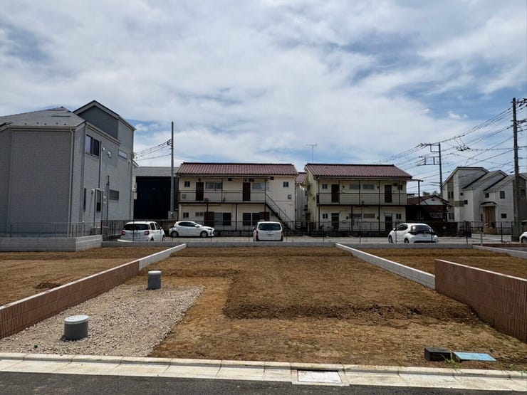 新しい街並みに馴染む、すっきりとした整形地です。敷地周囲は明るく開けており、心地よい風と陽光を感じながら過ごせそう。どんな家を建てようかと、家族で夢を膨らませる楽しい時間が始まります。