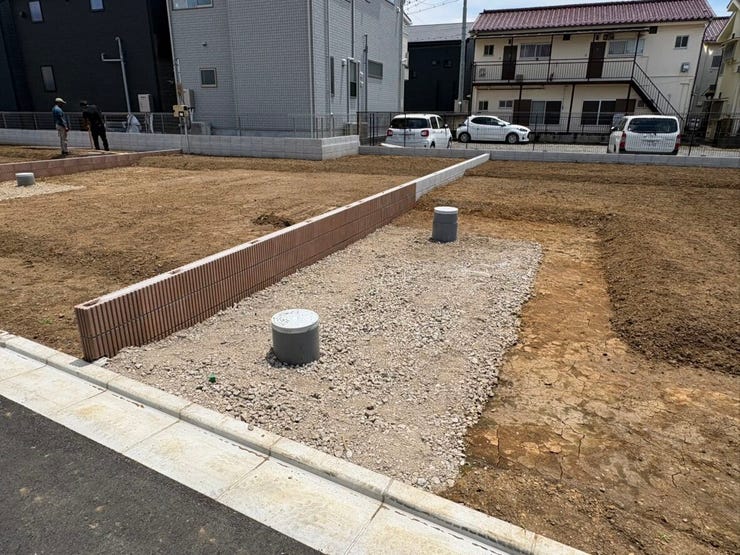 見通しの良いフラットな前面道路が、日々の移動を快適にします。歩行者にも優しい環境で、自転車や徒歩での外出も安心。閑静な住宅街ならではの穏やかな空気感が漂い、落ち着いた暮らしを叶えてくれそうです。