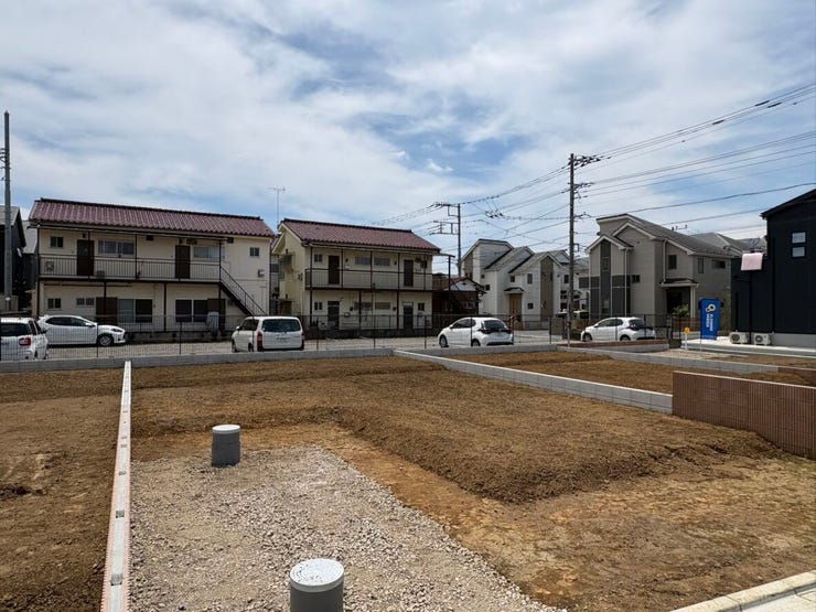 前面道路が広く、開放感を感じる区画です。視界が遮られにくく、プライバシーと開放感を両立したプランが叶います。毎日の帰宅時にも心にゆとりをもたらしてくれる、心地よい環境です。