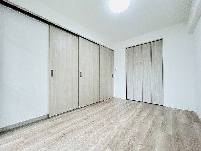5.6帖の洋室は引き戸を開いてLDKと続きで使用可能♪