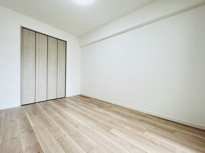 5.6帖の洋室は引き戸を開いてLDKと続きで使用可能♪