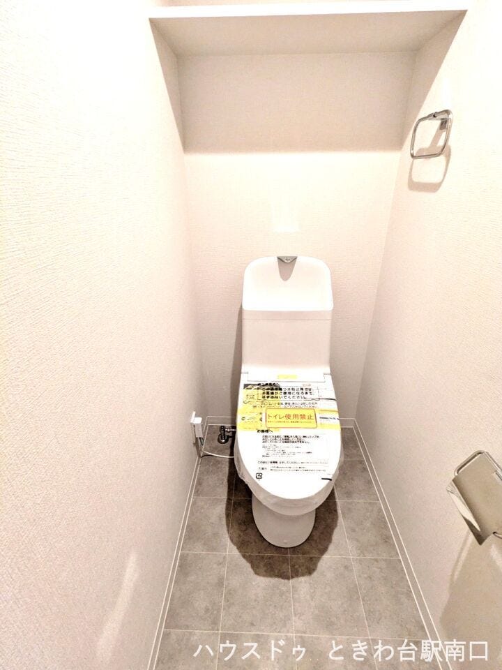 2026年4月に新規交換された、温水洗浄機能付きの清潔感あふれるトイレです。
