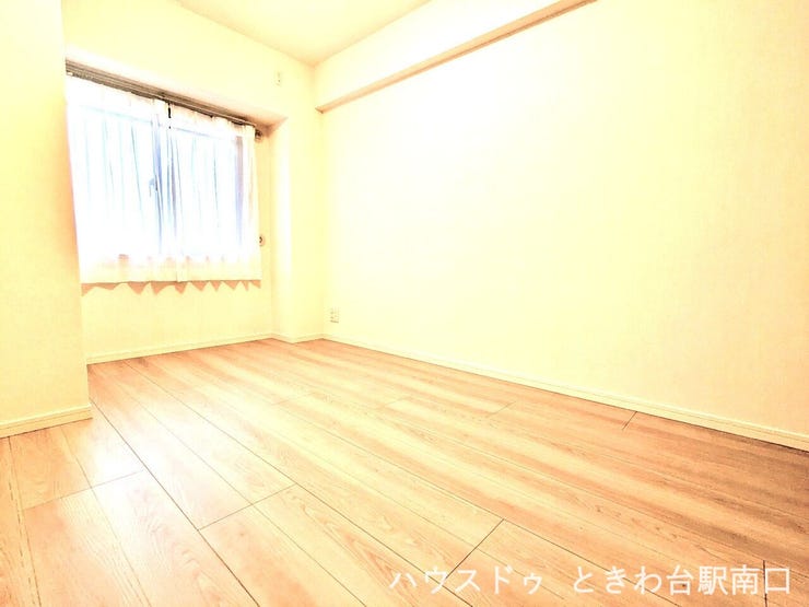 約6.0畳の洋室は壁紙とフローリングが一新され、窓からの日差しが心地よく入り込みます。