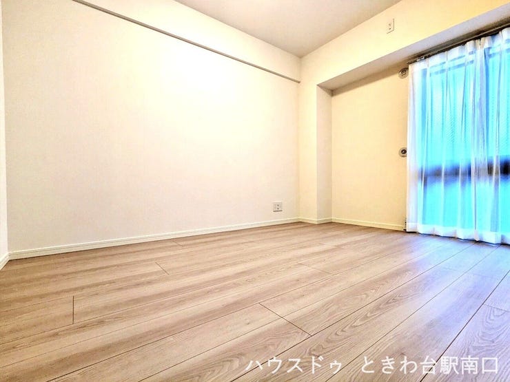 柔らかな光が差し込む洋室。フローリングも張り替えられ、心地よい住空間となっています。