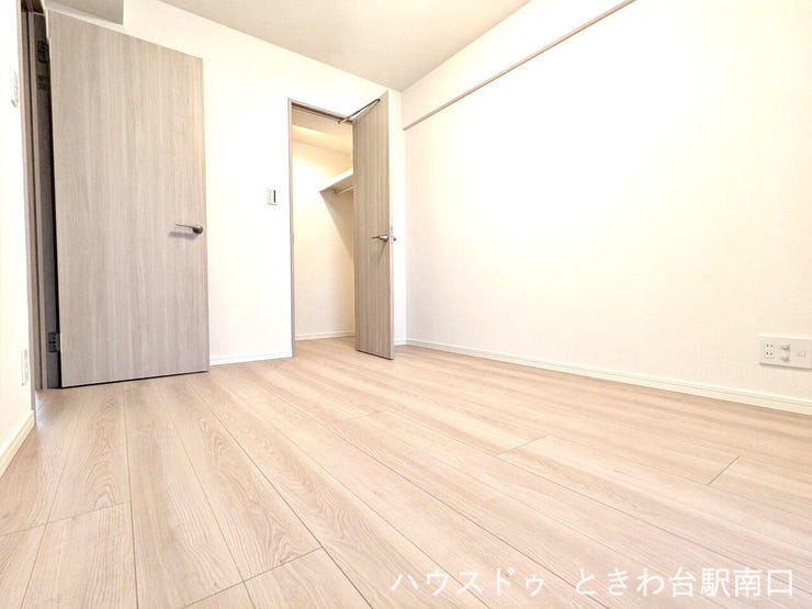 洋室の建具も一新されており、ナチュラルな木目調が温かみのある空間を演出しています。