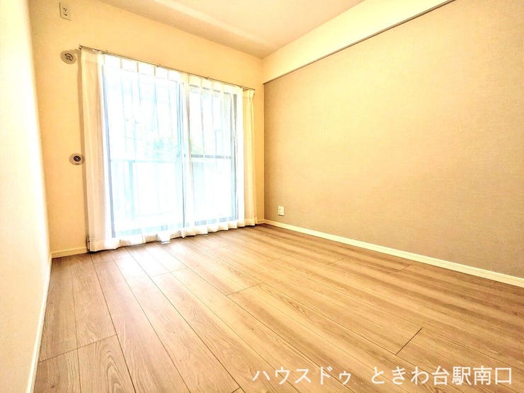 大きな窓からの朝日が、気持ちの良い朝の目覚めを演出します。