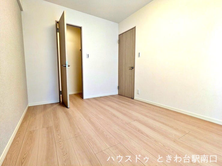 建具やフローリングを統一したリノベーションにより、住まい全体にまとまりがあります。