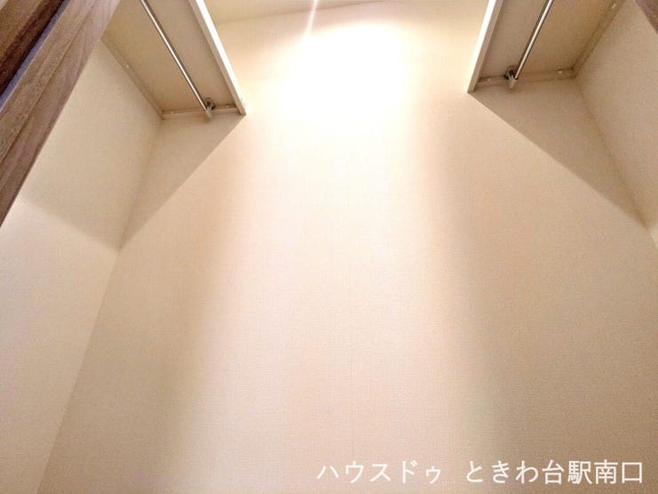 広く使いやすいウォークインクローゼット。お部屋を効率よく広く使うための工夫が凝らされています。