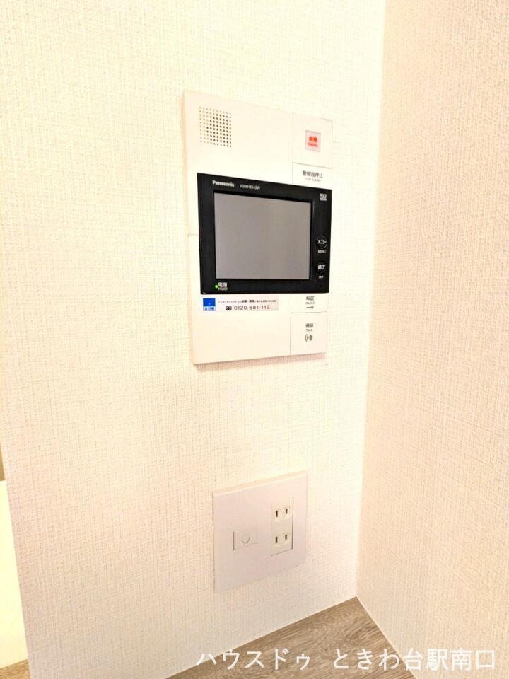玄関の訪問者を室内モニターで確認できる、カラーモニター付インターホンを設置済みです。