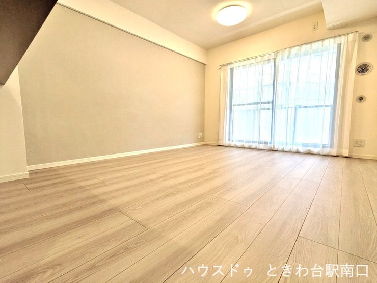 大きな窓から光が入り込むリビングは、毎日の生活を明るく彩る居住空間です。