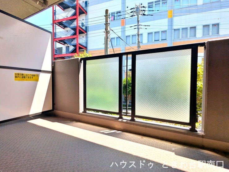 日当たりの良いバルコニーは、洗濯物を干すのにも十分なスペースが確保されています。