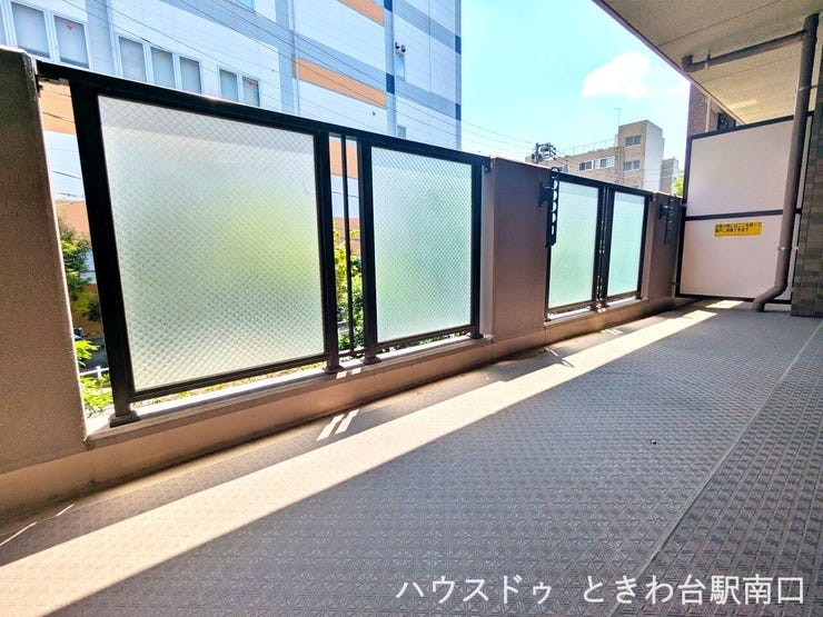 10.98㎡のゆとりある広さを確保した、奥行きのある使い勝手の良いバルコニーです。