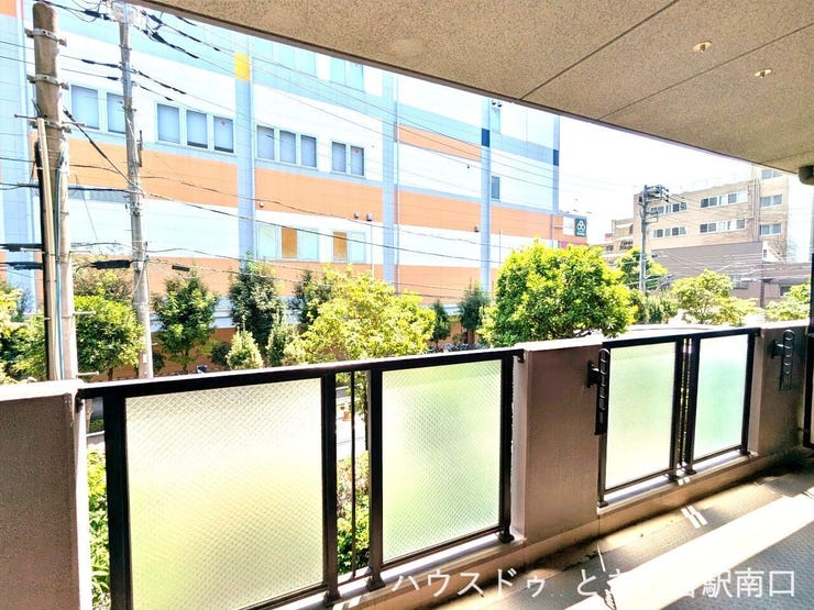 バルコニーからは開放感のある景色が広がり、心地よい風を感じることができます。
