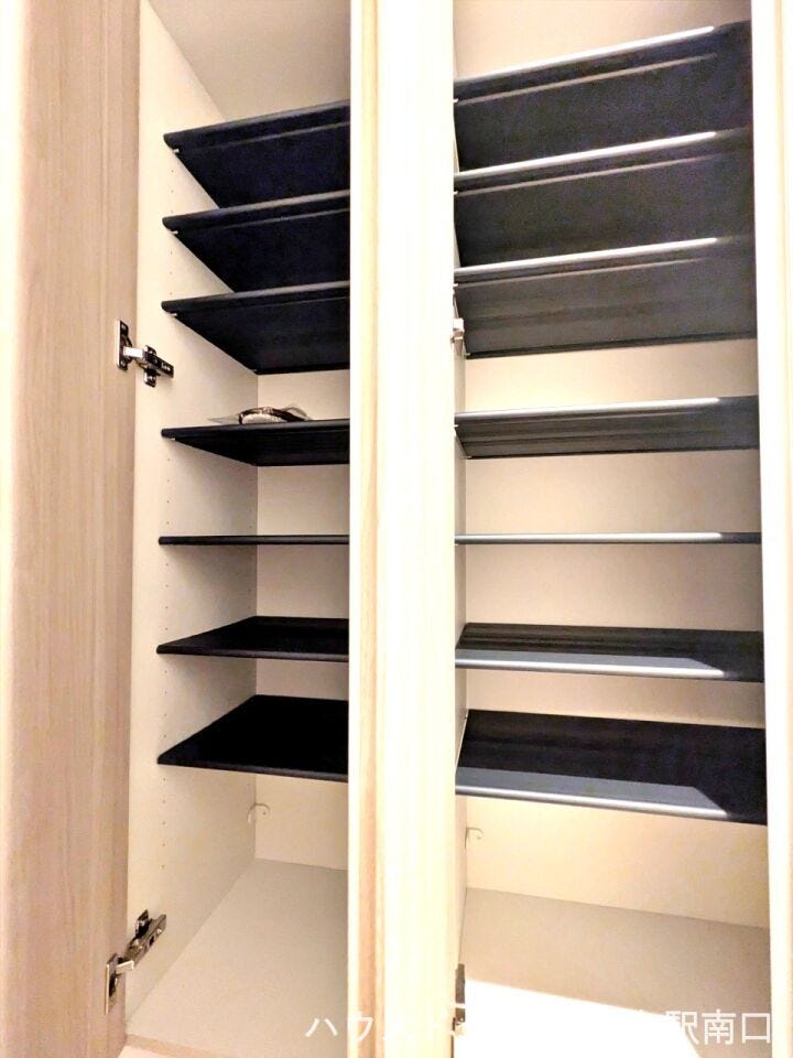 たっぷりと靴を収納できる下足入れは、棚板の調整が可能でブーツ等の収納にも便利です。