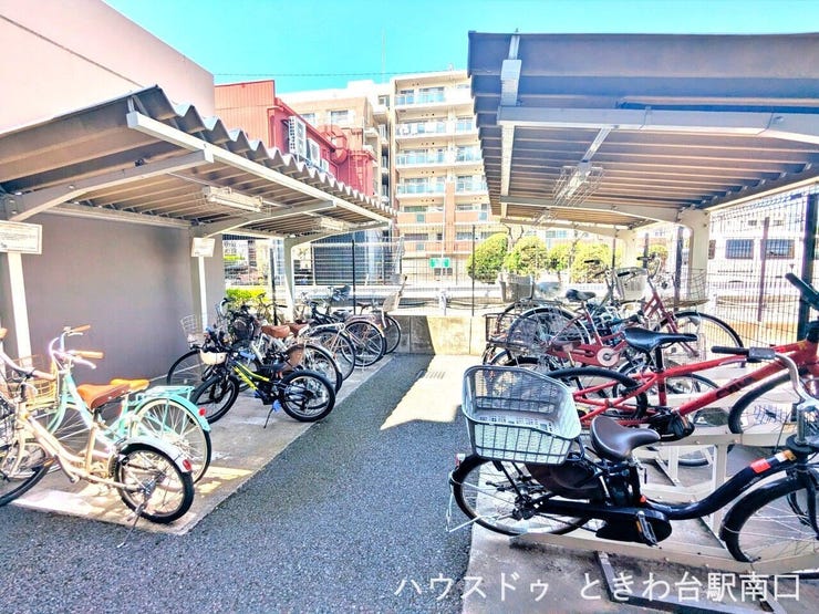 屋根付きの駐輪場が完備されており、雨から自転車を守る配慮がなされています。整理整頓され、使い勝手の良いスペースです。
