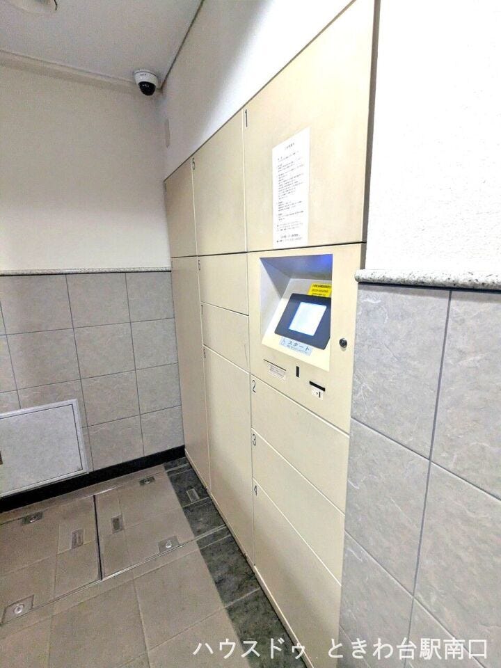 不在時でも荷物を受け取れる便利な宅配ボックスを完備。忙しい毎日をサポートし、再配達の手間を省ける現代的な設備です。