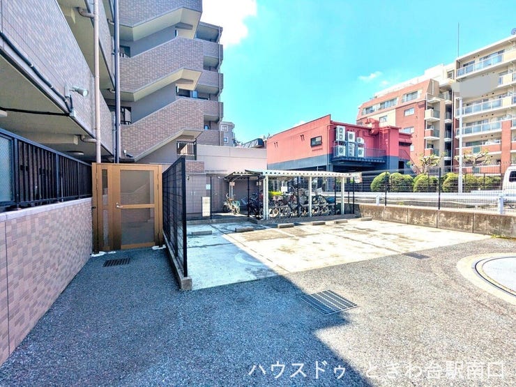 セキュリティに配慮されたゲートが設置された敷地内入口。プライバシーを守りつつ、落ち着いた住環境を維持する工夫があります。