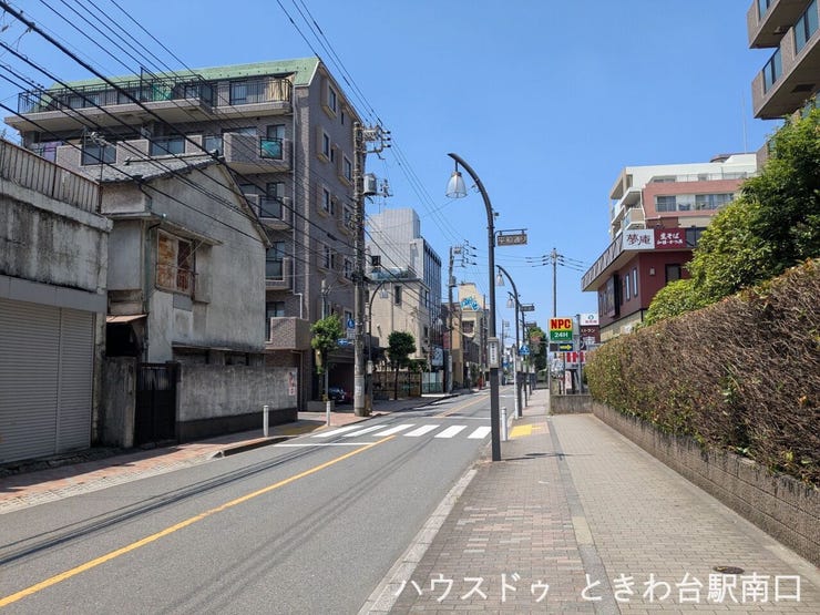 街灯や店舗が並ぶ周辺の道のり。夜道も比較的明るく、駅からの帰り道も平坦で歩きやすいため、毎日の移動が苦になりません。