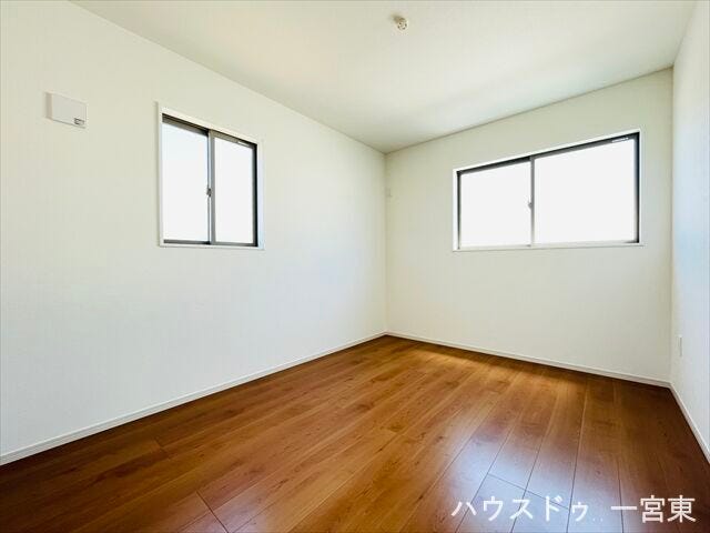 ≪2階6帖≫
朝日がやさしく差し込むお部屋なので気持ちの良い朝を迎えられそうですね。