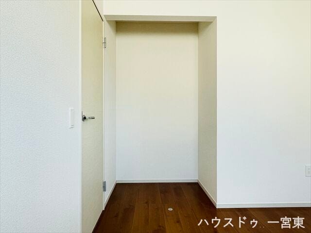 ≪2階6帖洋室≫
広すぎないからこそ使いやすい。必要な物にすぐ手が届く、ちょうどいい収納です。
