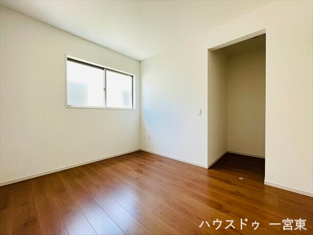 ≪2階5.2帖≫
南の窓から日差しが入り、明るいお部屋になっています。