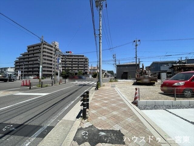 ≪西側北向き 幅約11.9m≫
広々としていて、街並みが開放的で圧迫感がありません。歩道があるのでお子様の通学も安心ですね。