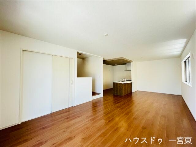 日当たりのよい温かい雰囲気の広々LDKスペースです。ご家族との団欒をこちらでゆったりとお過ごしください。