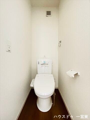 ≪1階≫
災害時でも安心のタンク付きトイレを採用しました。1階と2階の2か所にトイレを設けています。