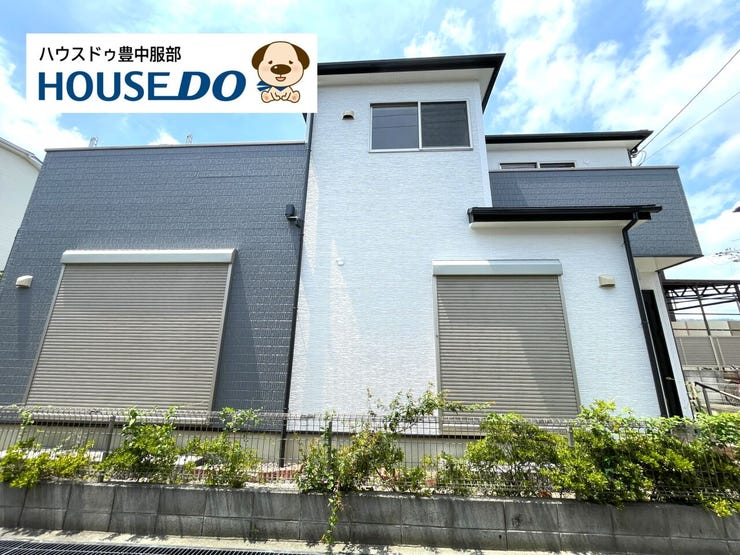 落ち着いた街並みに佇む、フルリフォーム済みの住まい。駅からのアクセスも良く、明るく整った外観が印象的です。