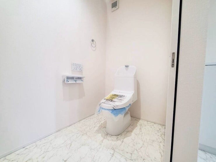 【Toilet】清潔感があり、落ち着いたデザインのトイレ。家族みんなが快適に使えます。