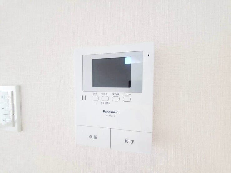 【Facilities】来訪者を確認できるモニター付きインターホンで、防犯面も安心です。