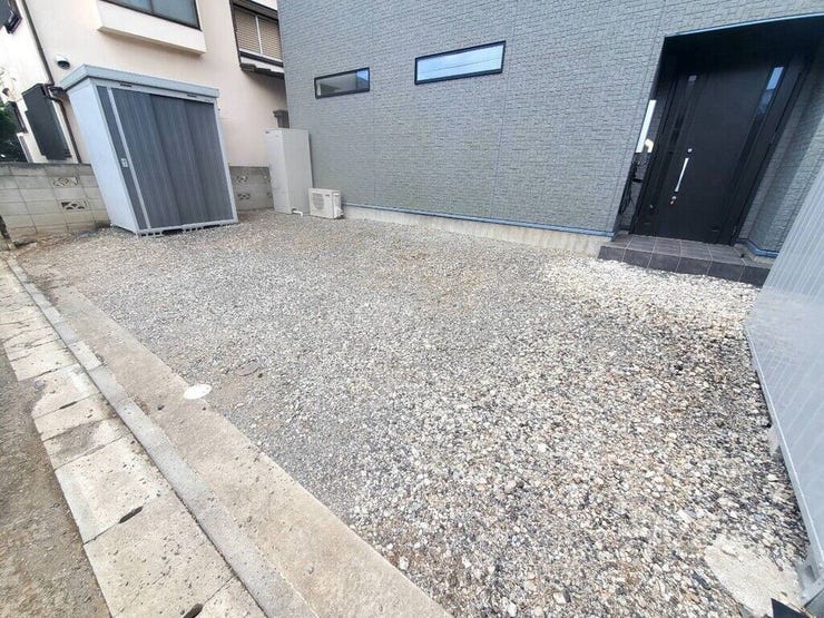 【Exterior】ゆとりのある駐車スペース付きで、車の出し入れもスムーズに行えます。