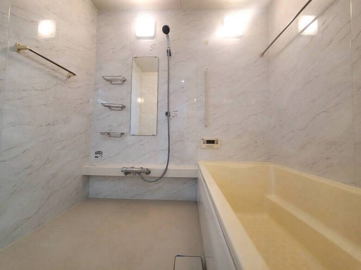 【Bathroom】お子様とのバスタイムにも十分な広さがあり、掃除も簡単にできます。